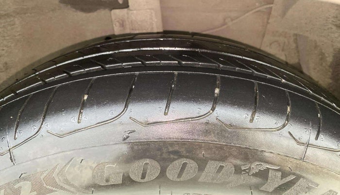 2016 Maruti Ciaz VXI+, Petrol, Manual, 70,943 km, Right Front Tyre Tread
