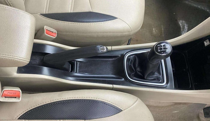 2016 Maruti Ciaz VXI+, Petrol, Manual, 70,943 km, Gear Lever