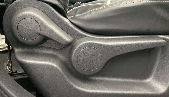 2022 Nissan Kicks XV 1.5, Petrol, Manual, 23,573 km, Driver Side Adjustment Panel