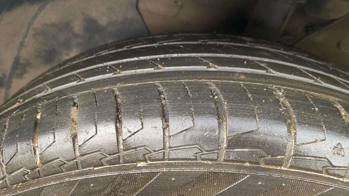 2023 KIA CARENS PRESTIGE 1.5 PETROL 7 STR, Petrol, Manual, 17,049 km, Left Front Tyre Tread