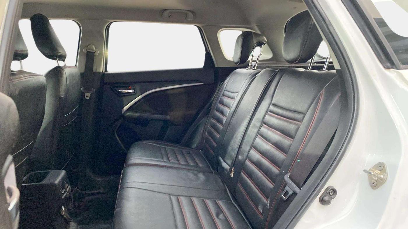 2023 Maruti BREZZA ZXI SMART HYBRID , Petrol, Manual, 29,442 km, Right Side Rear Door Cabin