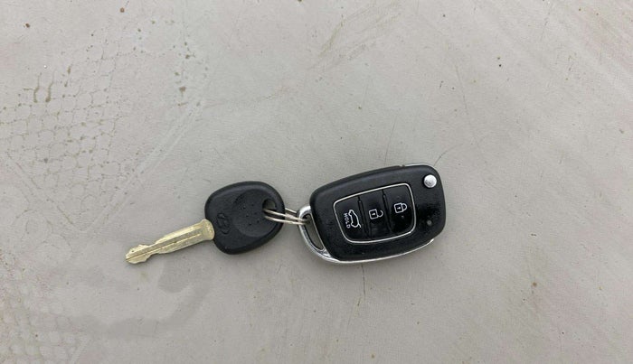 2021 Hyundai VENUE S 1.2, Petrol, Manual, 50,865 km, Key Close Up