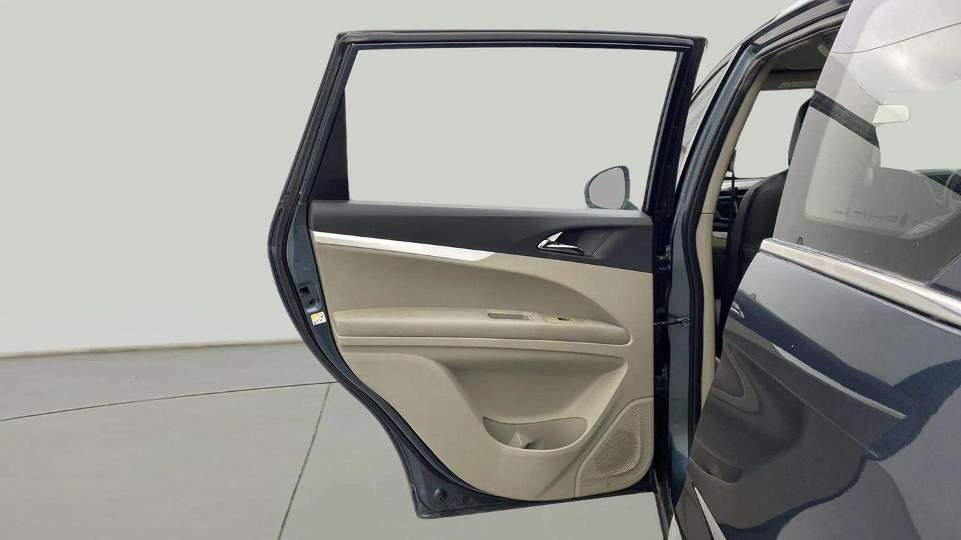 2018 Mahindra MARAZZO M6 7 STR, Diesel, Manual, 46,855 km, LHS Rear Door