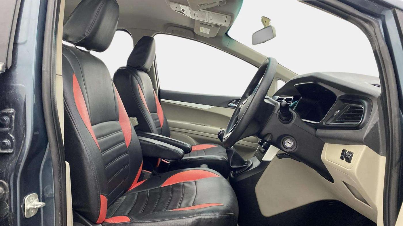 2018 Mahindra MARAZZO M6 7 STR, Diesel, Manual, 46,855 km, Right Side Front Door Cabin
