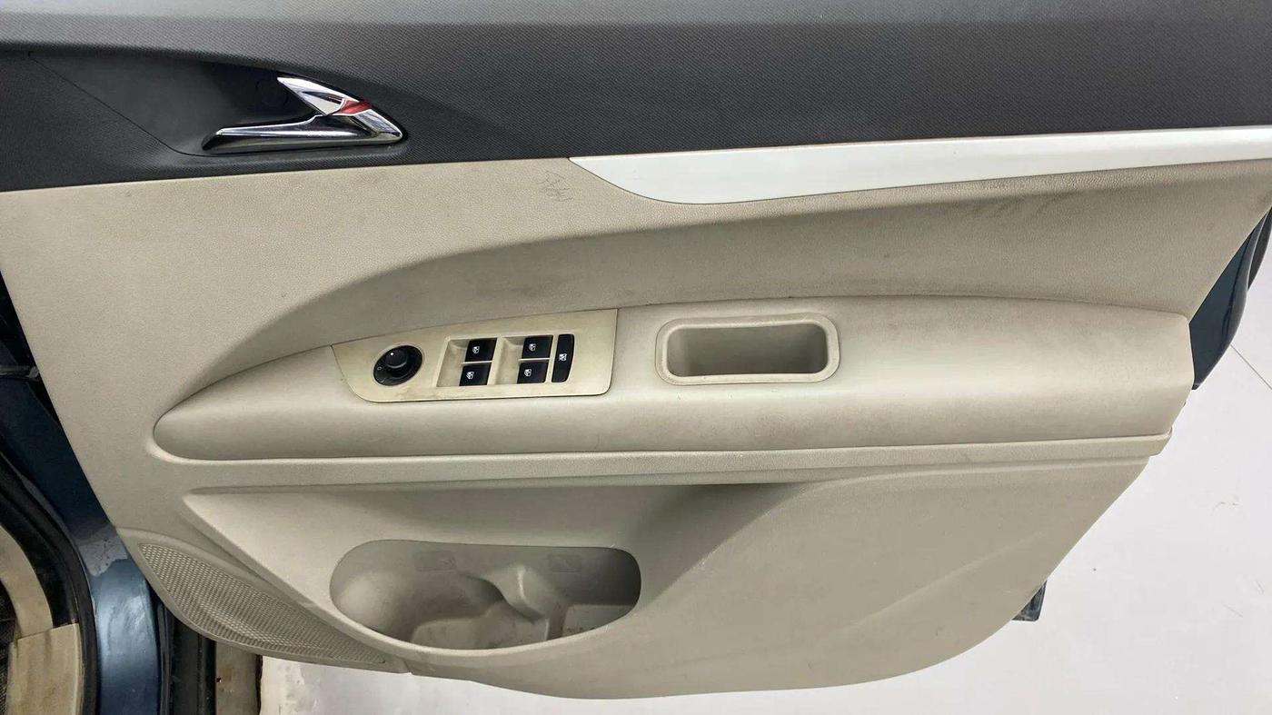 2018 Mahindra MARAZZO M6 7 STR, Diesel, Manual, 46,855 km, Driver Side Door Panels Control