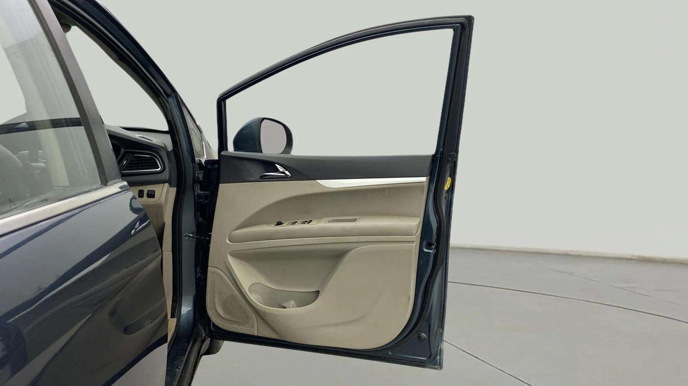 2018 Mahindra MARAZZO M6 7 STR, Diesel, Manual, 46,855 km, RHS Front Door