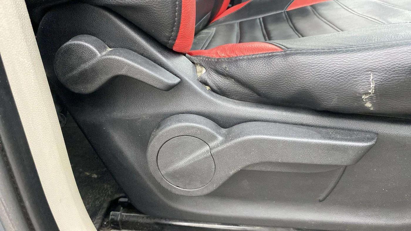 2018 Mahindra MARAZZO M6 7 STR, Diesel, Manual, 46,855 km, Driver Side Adjustment Panel