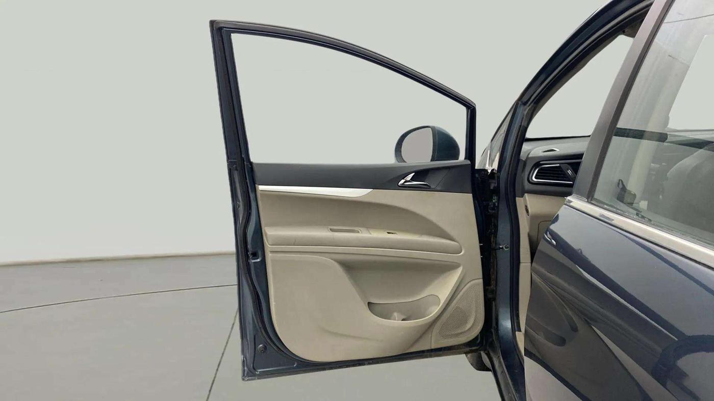 2018 Mahindra MARAZZO M6 7 STR, Diesel, Manual, 46,855 km, LHS Front Door