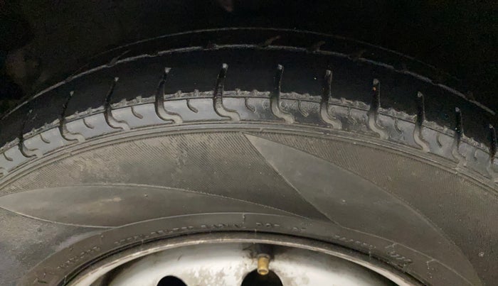 2016 Hyundai i10 MAGNA 1.1, Petrol, Manual, 49,855 km, Left Front Tyre Tread