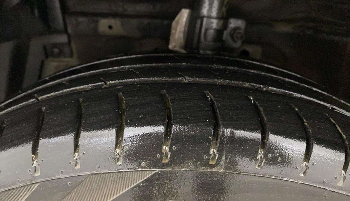 2014 Maruti Swift VXI, Petrol, Manual, 65,041 km, Left Front Tyre Tread