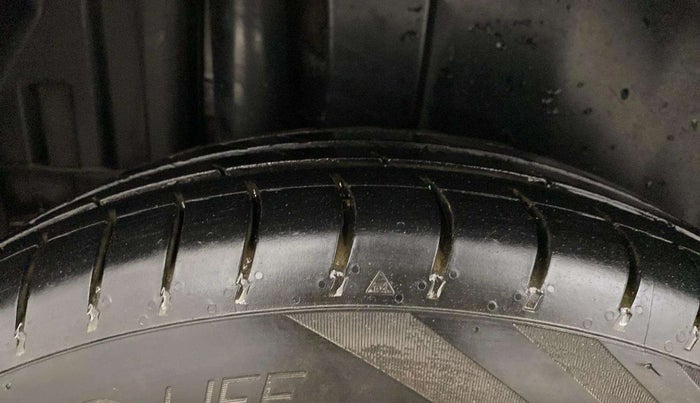 2014 Maruti Swift VXI, Petrol, Manual, 65,041 km, Right Rear Tyre Tread