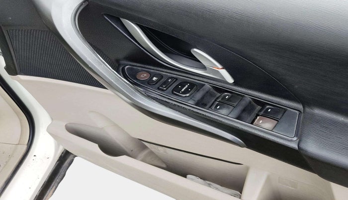 2016 Mahindra XUV500 W10 AT, Diesel, Automatic, 1,05,024 km, Driver Side Door Panels Control