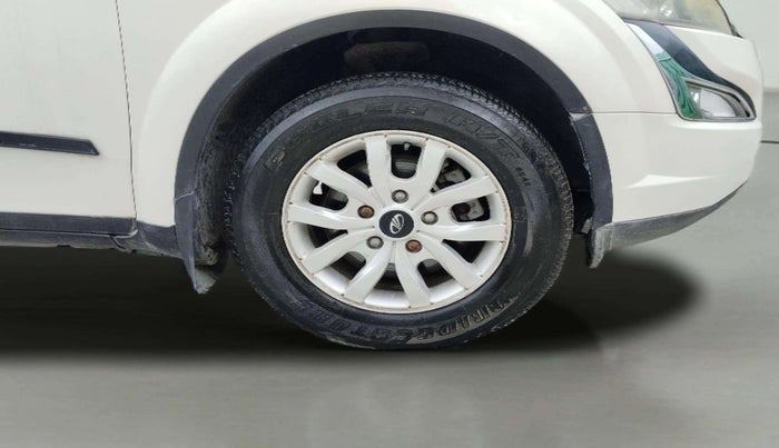 2016 Mahindra XUV500 W10 AT, Diesel, Automatic, 1,05,024 km, Right Front Wheel
