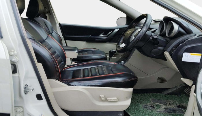 2016 Mahindra XUV500 W10 AT, Diesel, Automatic, 1,05,024 km, Right Side Front Door Cabin