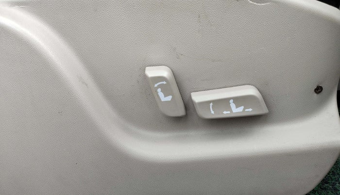 2016 Mahindra XUV500 W10 AT, Diesel, Automatic, 1,05,024 km, Driver Side Adjustment Panel