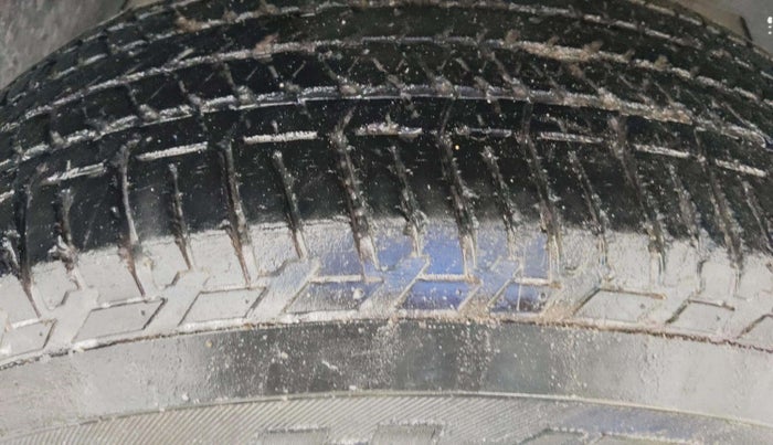 2016 Mahindra XUV500 W10 AT, Diesel, Automatic, 1,05,024 km, Right Front Tyre Tread