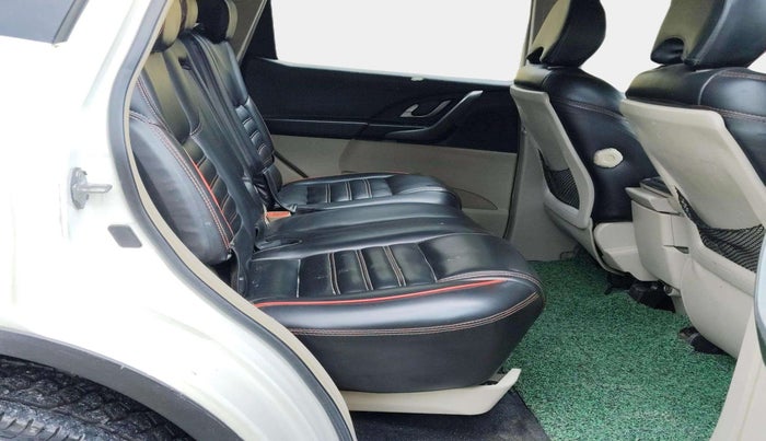 2016 Mahindra XUV500 W10 AT, Diesel, Automatic, 1,05,024 km, Right Side Rear Door Cabin