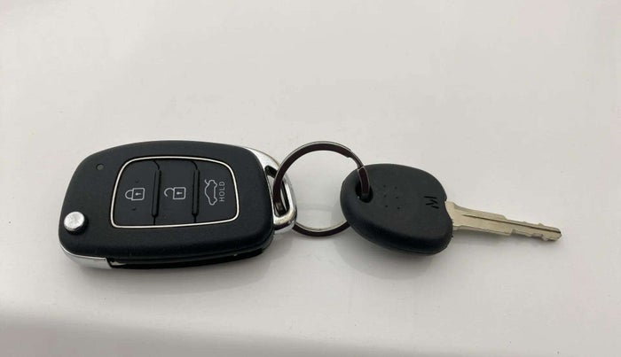 2023 Hyundai AURA S 1.2 CNG, CNG, Manual, 50,609 km, Key Close Up