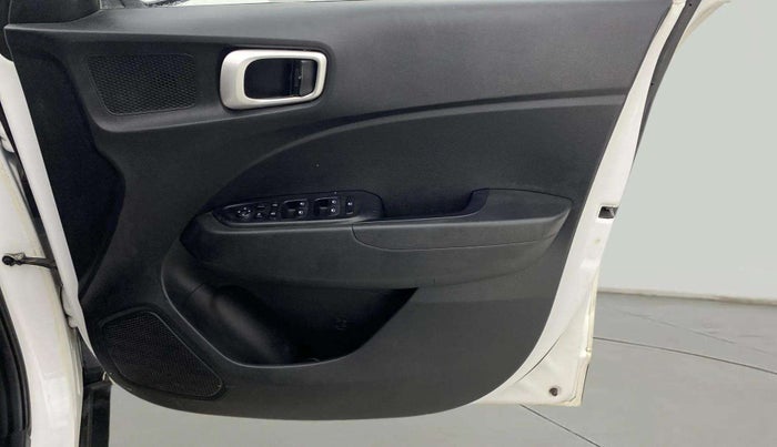 2021 Hyundai VENUE S+ 1.2, CNG, Manual, 73,564 km, Driver Side Door Panels Control