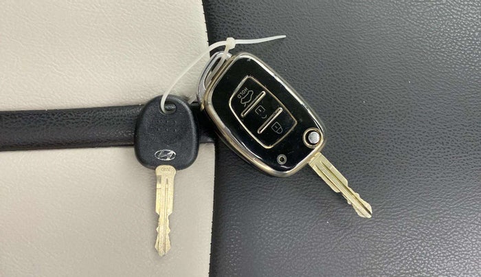 2021 Hyundai VENUE S+ 1.2, CNG, Manual, 73,564 km, Key Close Up