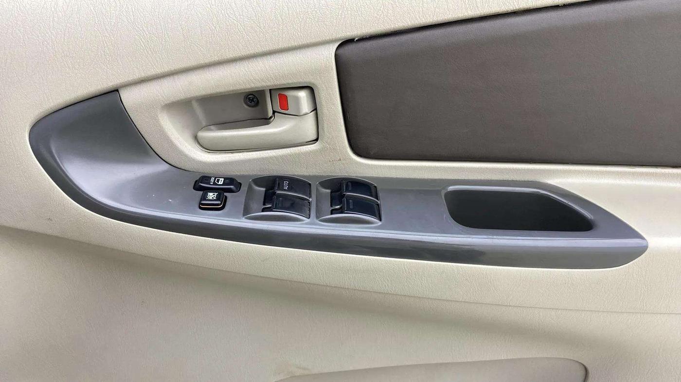 2014 Toyota Innova 2.5 GX 8 STR, Diesel, Manual, 50,727 km, Driver Side Door Panels Control