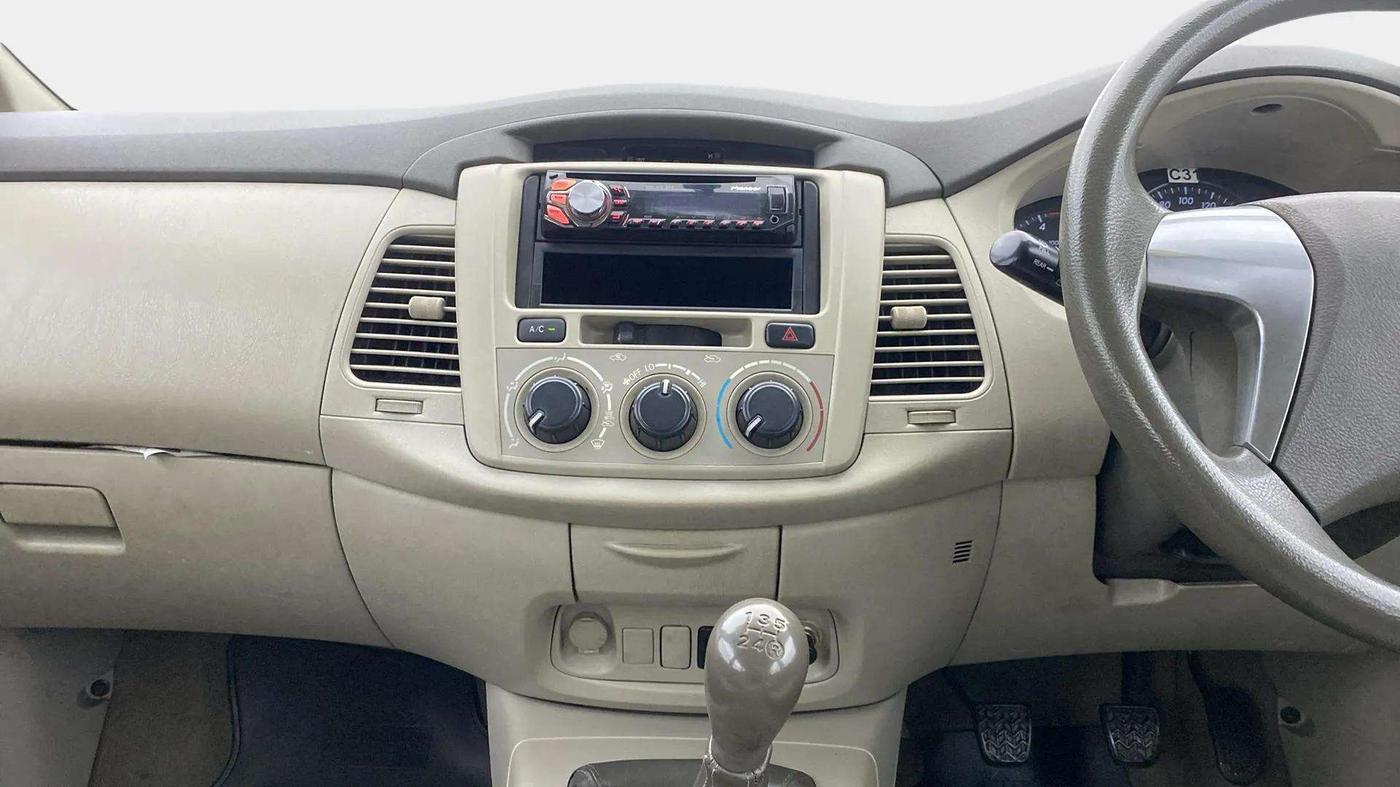 2014 Toyota Innova 2.5 GX 8 STR, Diesel, Manual, 50,727 km, Air Conditioner