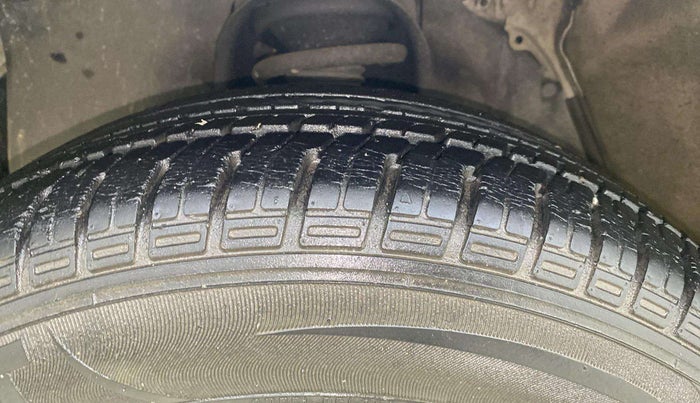 2014 Toyota Innova 2.5 GX 8 STR, Diesel, Manual, 50,727 km, Left Front Tyre Tread