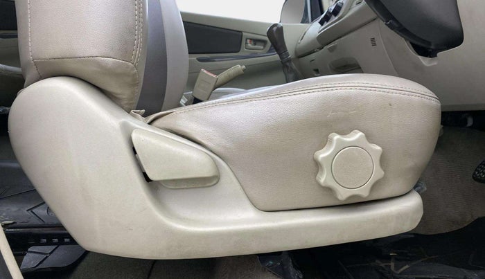 2014 Toyota Innova 2.5 GX 8 STR, Diesel, Manual, 50,727 km, Driver Side Adjustment Panel