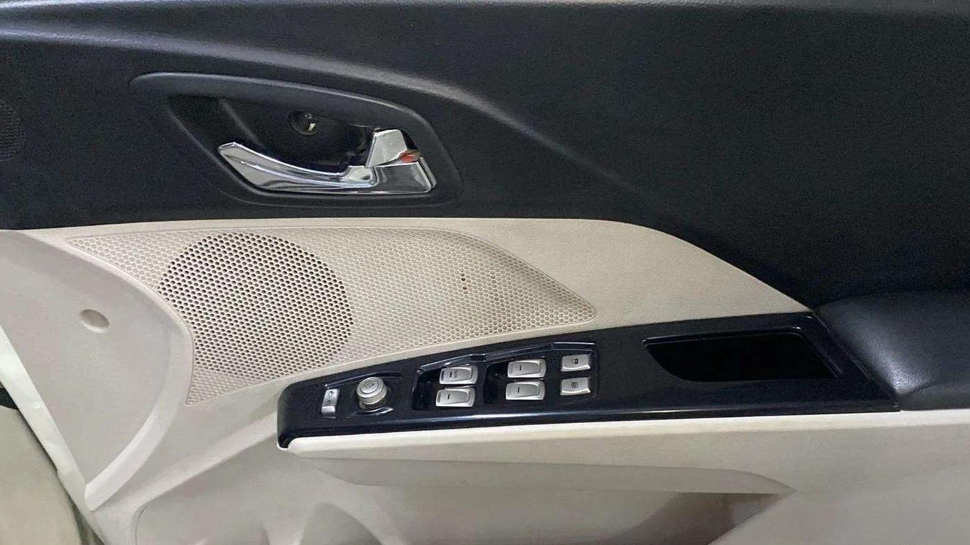 2019 Mahindra XUV300 W8 (O) 1.5 DIESEL AMT, Diesel, Automatic, 64,183 km, Driver Side Door Panels Control