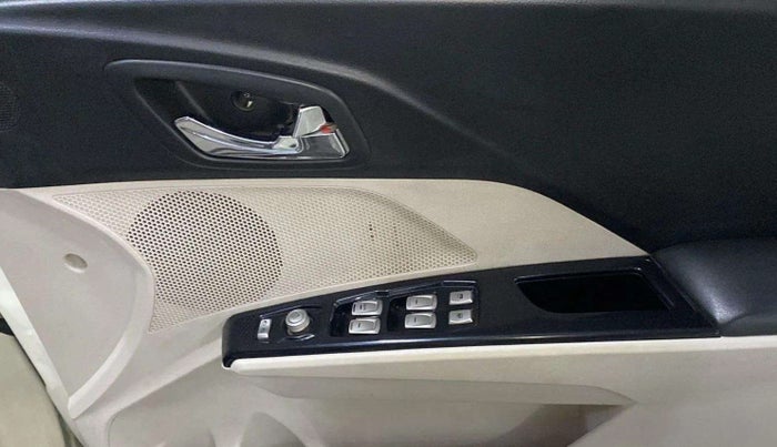 2019 Mahindra XUV300 W8 (O) 1.5 DIESEL AMT, Diesel, Automatic, 64,095 km, Driver Side Door Panels Control