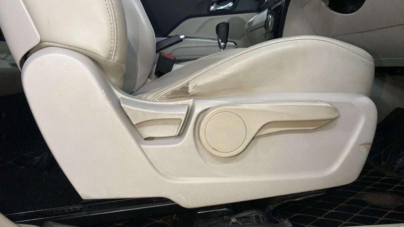 2019 Mahindra XUV300 W8 (O) 1.5 DIESEL AMT, Diesel, Automatic, 64,183 km, Driver Side Adjustment Panel