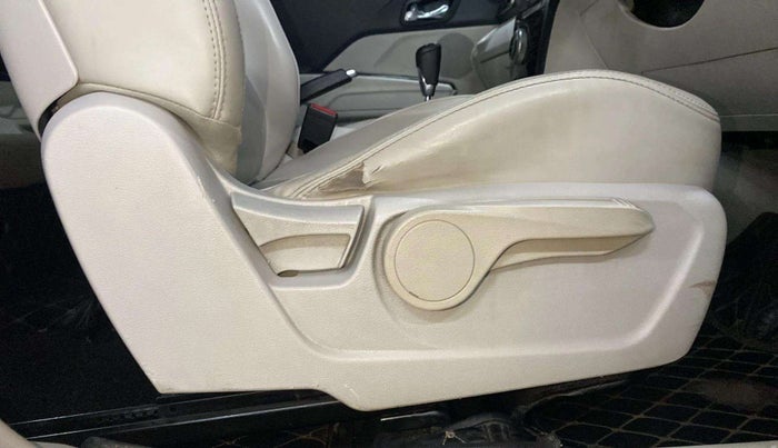 2019 Mahindra XUV300 W8 (O) 1.5 DIESEL AMT, Diesel, Automatic, 64,095 km, Driver Side Adjustment Panel