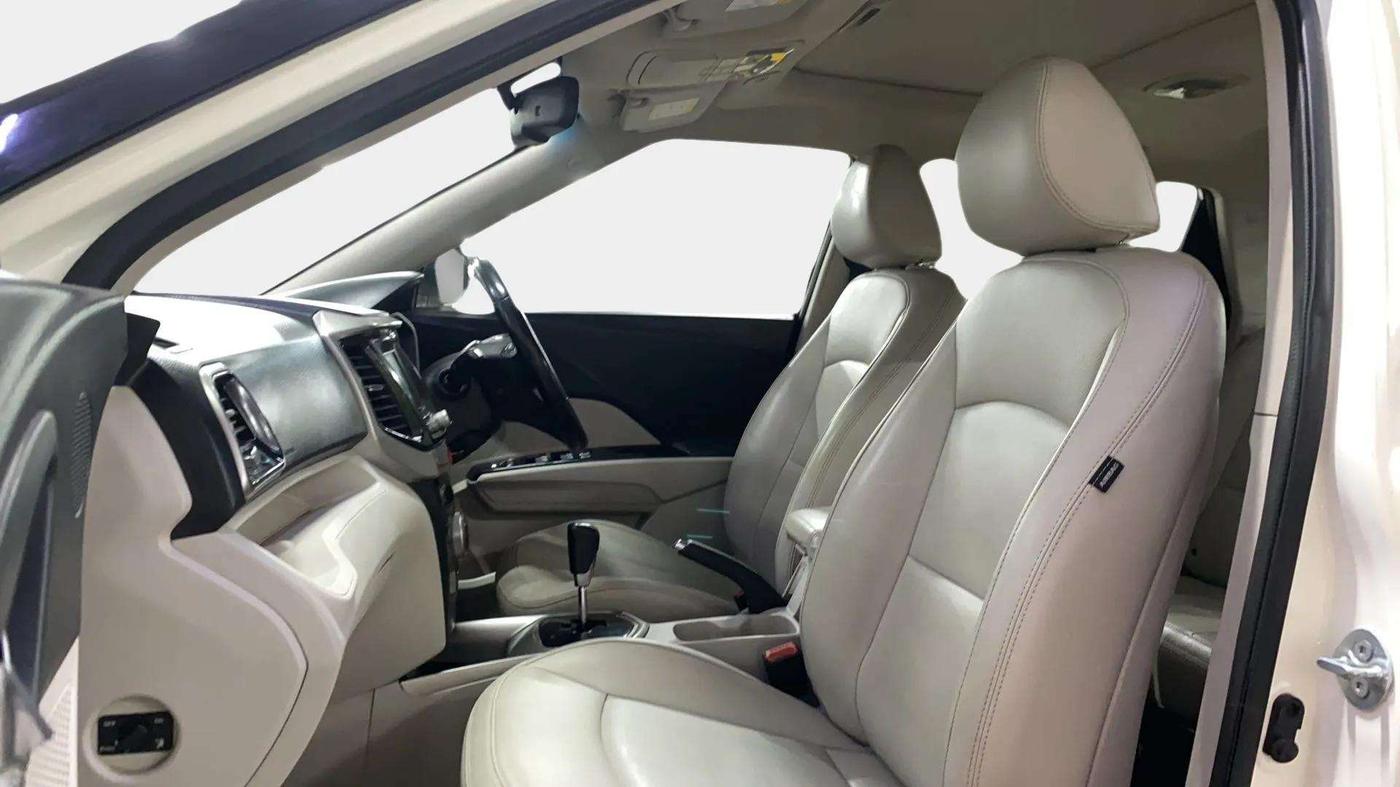 2019 Mahindra XUV300 W8 (O) 1.5 DIESEL AMT, Diesel, Automatic, 64,183 km, Right Side Front Door Cabin