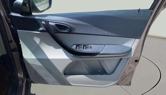 2016 Tata Tiago XT PETROL, Petrol, Manual, 76,230 km, Driver Side Door Panels Control