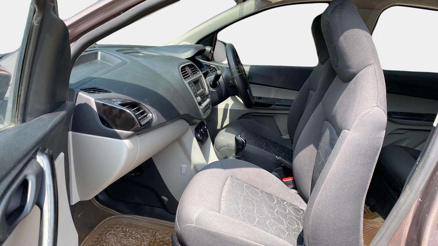 2016 Tata Tiago XT PETROL, Petrol, Manual, 76,230 km, Right Side Front Door Cabin