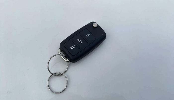 2016 Volkswagen Ameo HIGHLINE1.2L, Petrol, Manual, 1,02,682 km, Key Close Up