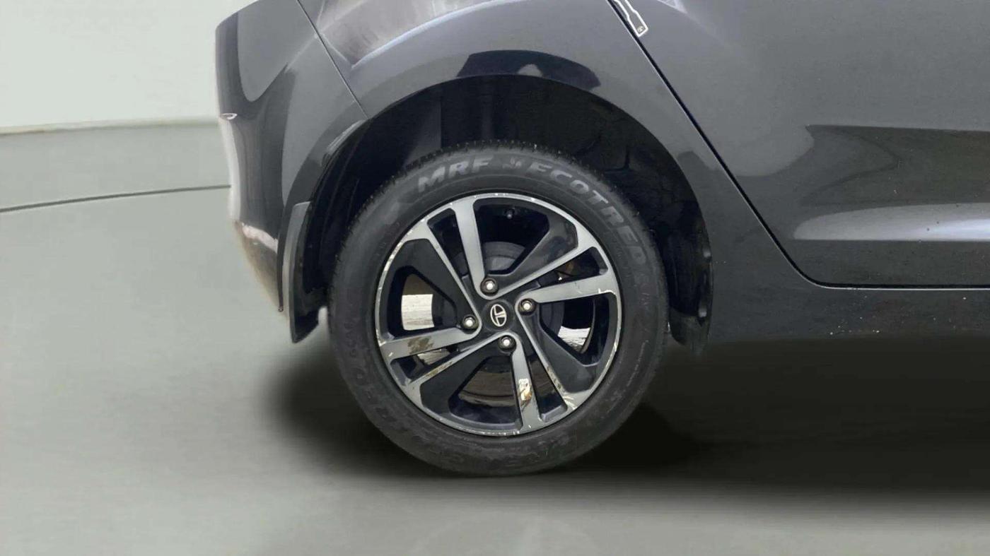 2023 Tata ALTROZ  XZA Plus Sunroof Dark Edition, Petrol, Automatic, 4,496 km, Right Rear Wheel