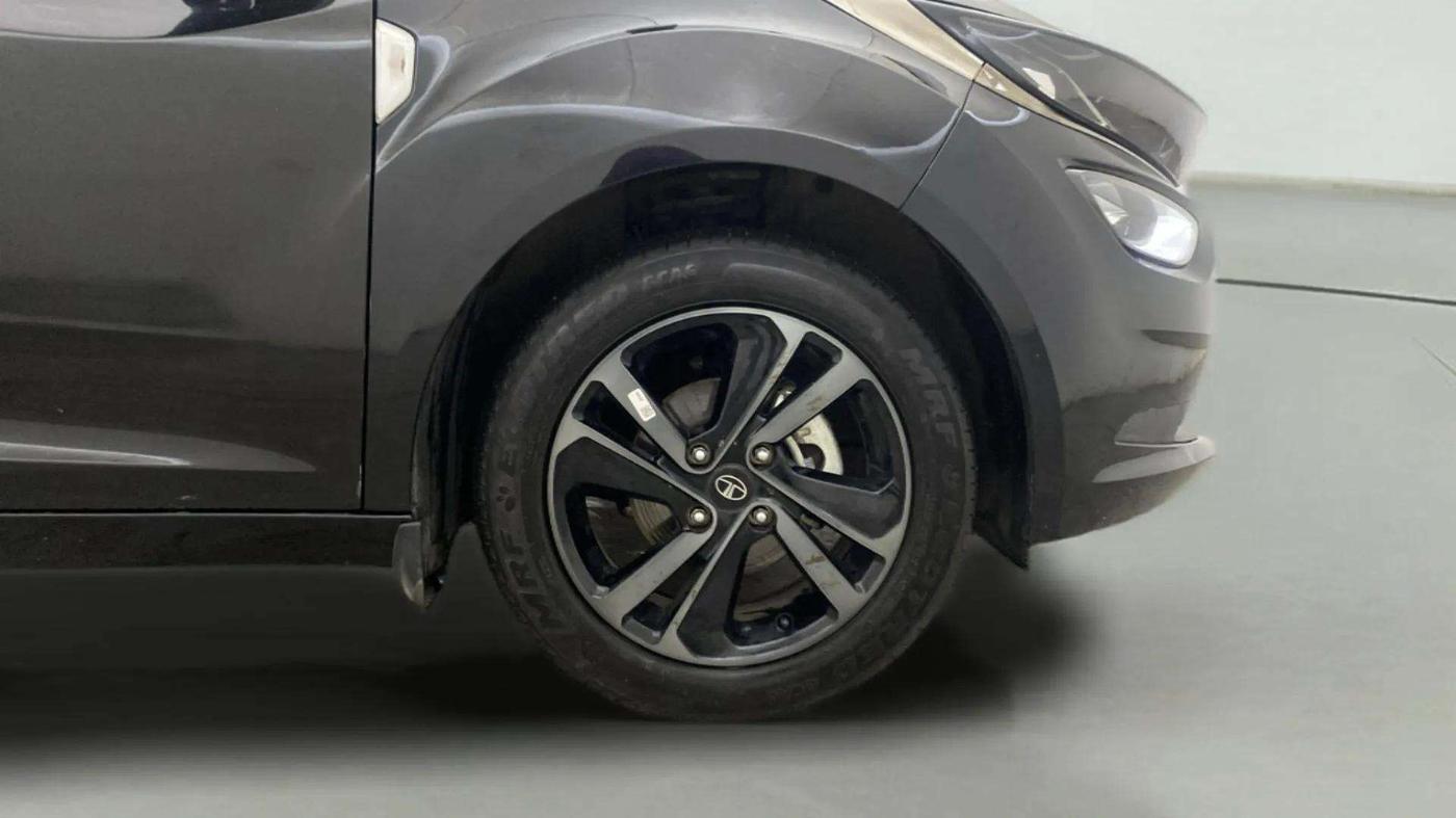 2023 Tata ALTROZ  XZA Plus Sunroof Dark Edition, Petrol, Automatic, 4,496 km, Right Front Wheel