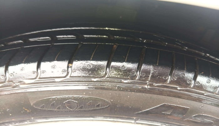 2017 Maruti Ciaz ZDI SHVS, Diesel, Manual, 77,892 km, Right Front Tyre Tread