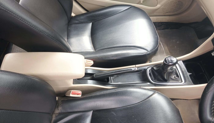 2017 Maruti Ciaz ZDI SHVS, Diesel, Manual, 77,892 km, Gear Lever
