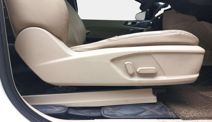 2018 Ford Endeavour TITANIUM 3.2 4X4 AT, Diesel, Automatic, 1,30,116 km, Driver Side Adjustment Panel