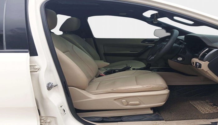 2018 Ford Endeavour TITANIUM 3.2 4X4 AT, Diesel, Automatic, 1,30,116 km, Right Side Front Door Cabin