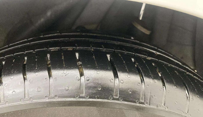 2019 Hyundai Verna 1.4 EX PETROL, CNG, Manual, 91,820 km, Left Rear Tyre Tread