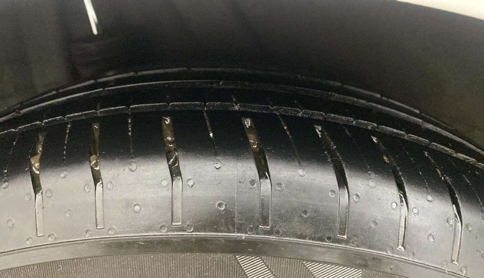 2019 Hyundai Verna 1.4 EX PETROL, CNG, Manual, 91,820 km, Right Rear Tyre Tread
