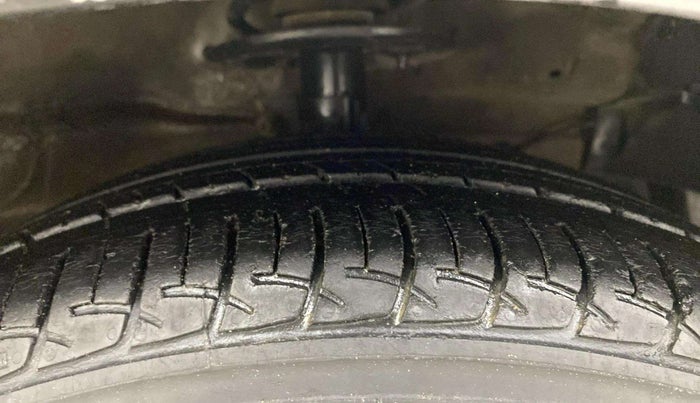 2017 Maruti Ciaz DELTA 1.4 MT PETROL, Petrol, Manual, 1,08,406 km, Right Front Tyre Tread