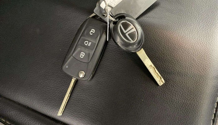2024 Tata ALTROZ XM PLUS PETROL, Petrol, Manual, 19,571 km, Key Close Up