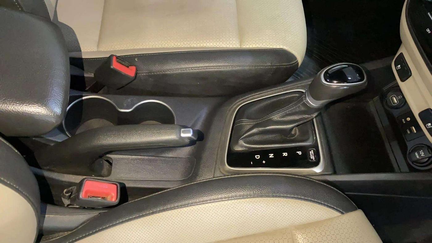 2018 Hyundai Verna 1.6 VTVT SX (O) AT, Petrol, Automatic, 51,878 km, Gear Lever