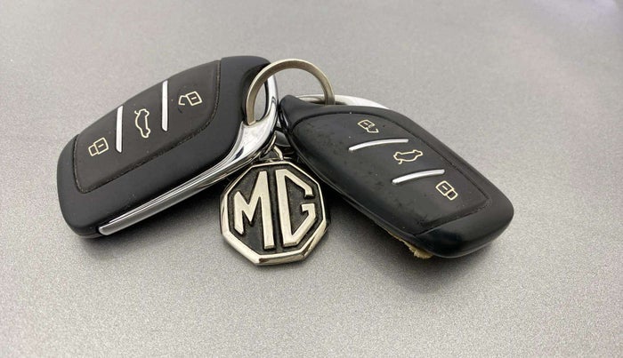 2023 MG ASTOR SAVVY 1.5 CVT S RED, Petrol, Automatic, 22,796 km, Key Close Up