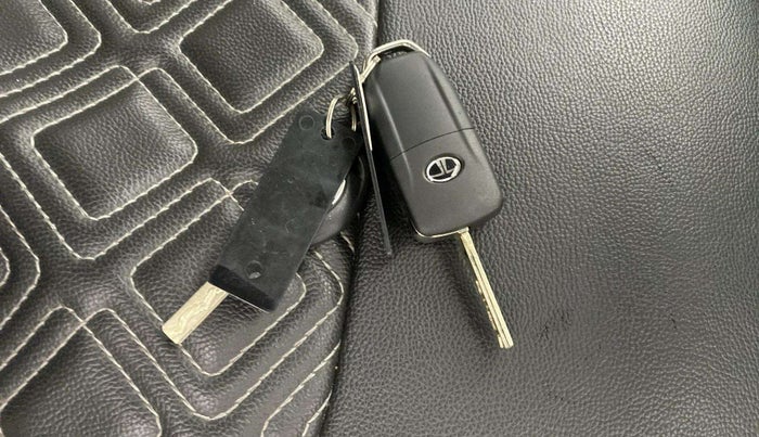 2022 Tata ALTROZ XM PLUS PETROL, Petrol, Manual, 24,189 km, Key Close Up
