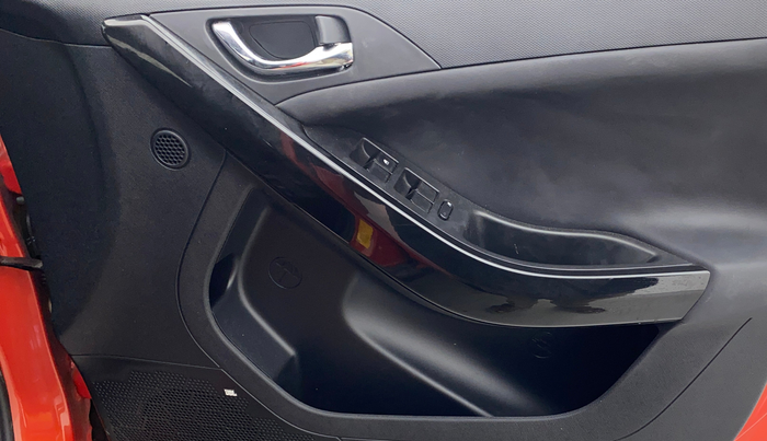 2023 Tata NEXON FEARLESS + SUNROOF DCA DUAL TONE 1.2 PETROL, Petrol, Automatic, 27,496 km, Driver Side Door Panels Control